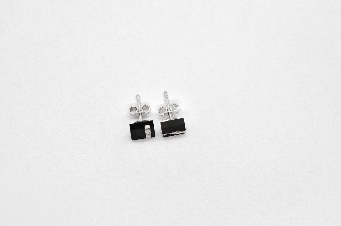 Ohrstecker 925 Silber geschmort mit Carbon eckig